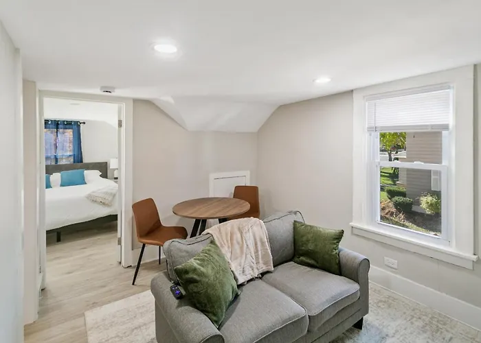 Cozy In Dt Libertyville, Near Naval Base Apartment *