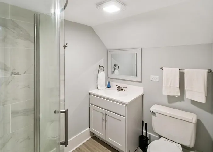 Cozy In Dt Libertyville, Near Naval Base Apartment