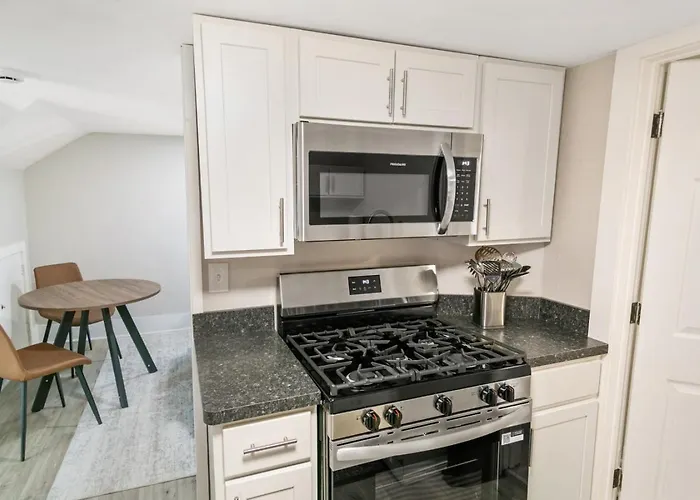 Cozy In Dt Libertyville, Near Naval Base Apartment *