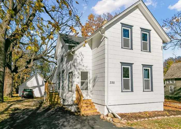 Cozy In Dt Libertyville, Near Naval Base *