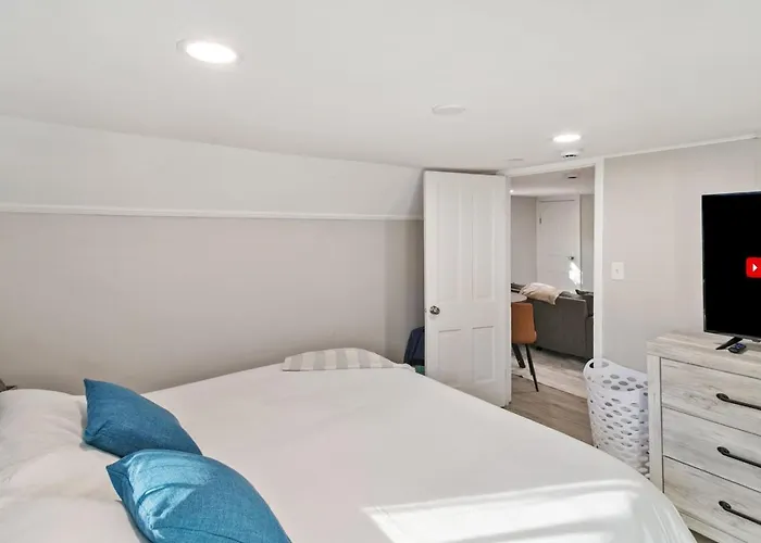 Cozy In Dt Libertyville, Near Naval Base *